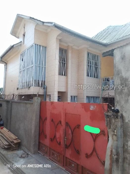Parcelle inclus d'une grande maison en étage