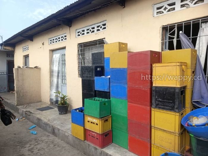 Parcelle au Q8 Commune de N'djili avec 5 maisons