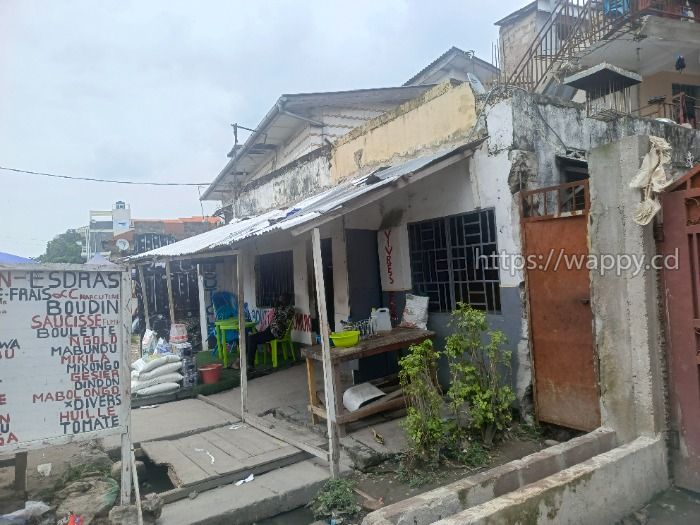 Grand immeuble avec appartements à Barumbu