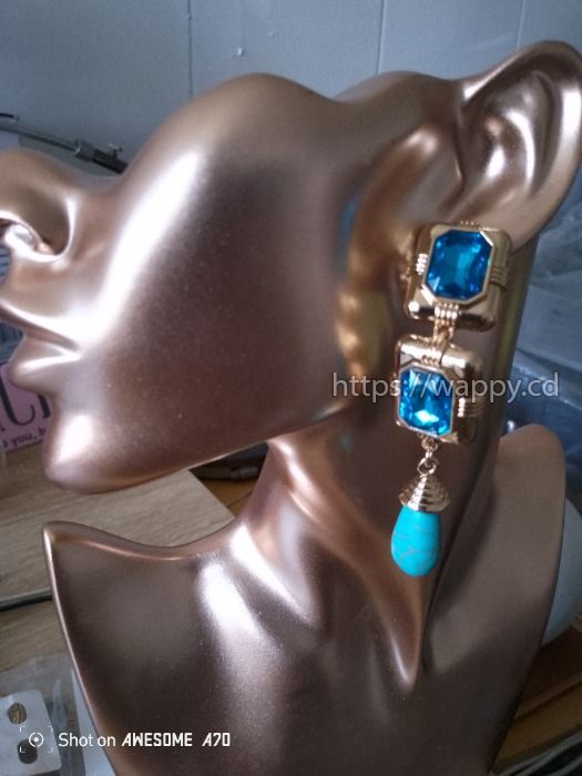 Bijoux fantaisie, sacs à main, robes,tops
