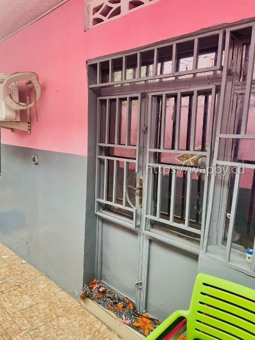 Parcelle avec grande maison au Quartier Yolo