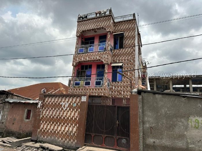 Parcelle avec un bâtiment de trois étages