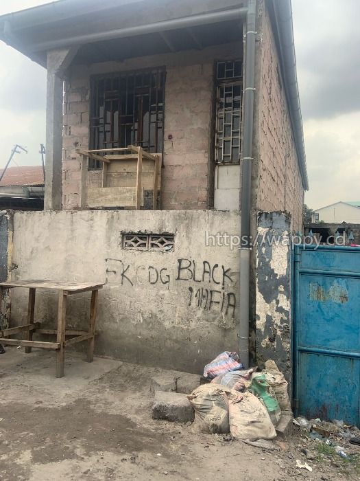 Parcelle avec maison R+1 située à Kasa-vubu