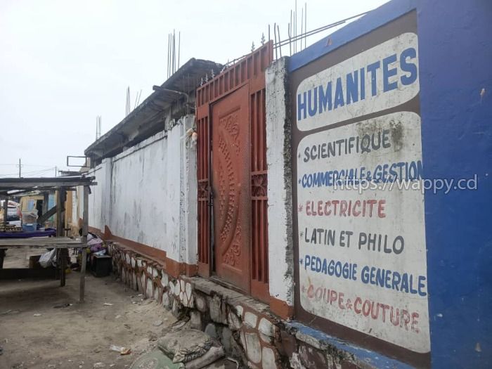 Parcelle avec un bâtiment inachevé