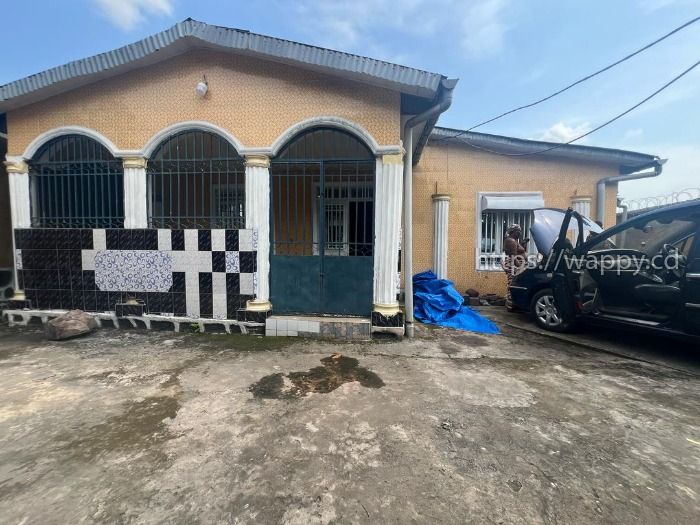 Parcelle à Mont Ngafula sur l'arrêt dépôt
