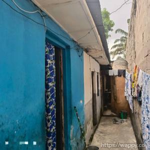 Parcelle avec 6 portes de locataires à Limete