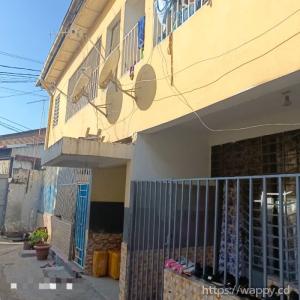 Parcelle avec un bâtiment de R+1 à Limete