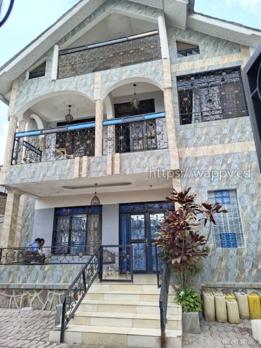 Parcelle incluant un bâtiment R+2 à Mont Ngafula
