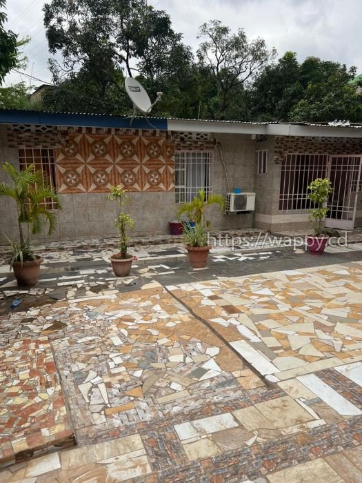 Parcelle avec maison à Ngaliema haute tension