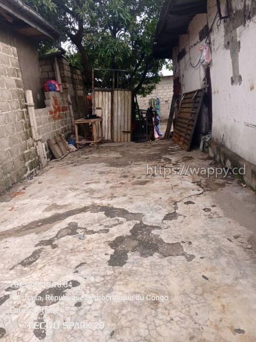 Terrain vide sur goudron au Quartier Terre jaune