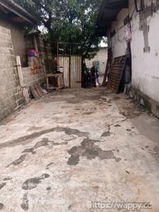 Terrain vide sur goudron au Quartier Terre jaune