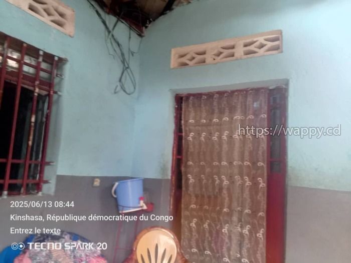Parcelle avec maison prête à habiter et clôturée