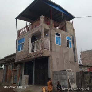 Immeuble de deux étages R+2 à Matete