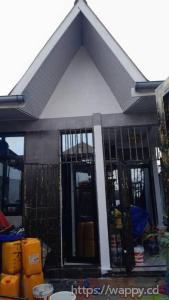 Parcelle dotée d'une maison basse à Ngiri-ngiri