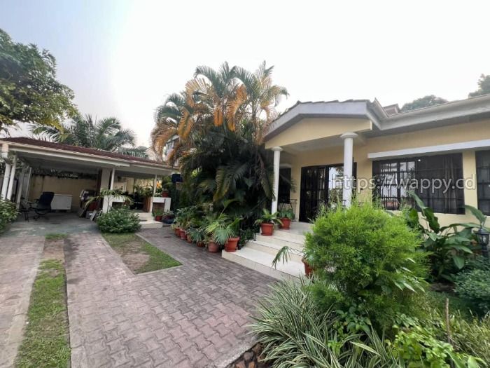 Parcelle avec maison située au Quartier