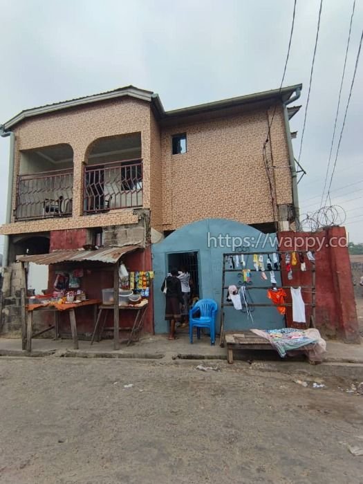 Parcelle avec un immeuble d'un niveau à Ngaba