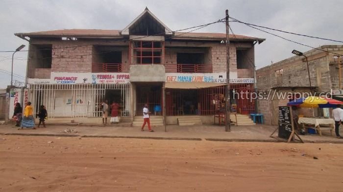 Parcelle dotée d'un immeuble de R+1 à Bibwa