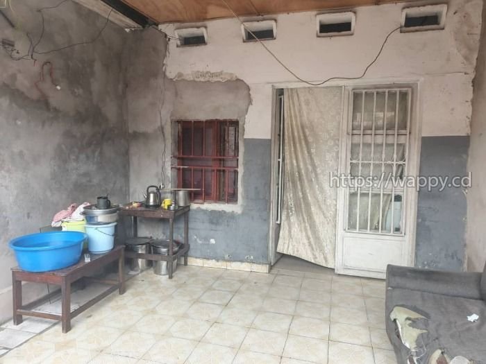 Parcelle dotée d'une maison basse à Lemba