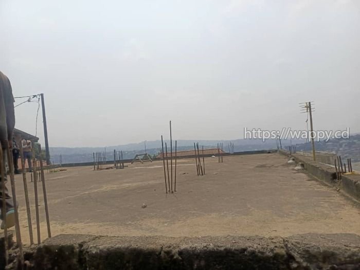 Parcelle située à Mont Ngafula sur l'asphalte