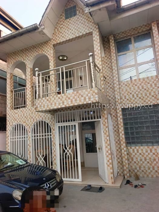 Parcelle avec maison en étage d'un niveau