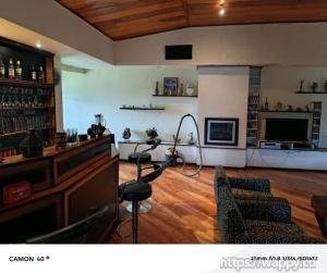 Villa au bord du fleuve avec site touristique.