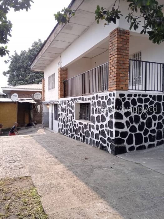 Parcelle avec grande maison locative – Binza UPN