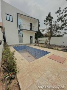 Grande parcelle avec maison et piscine