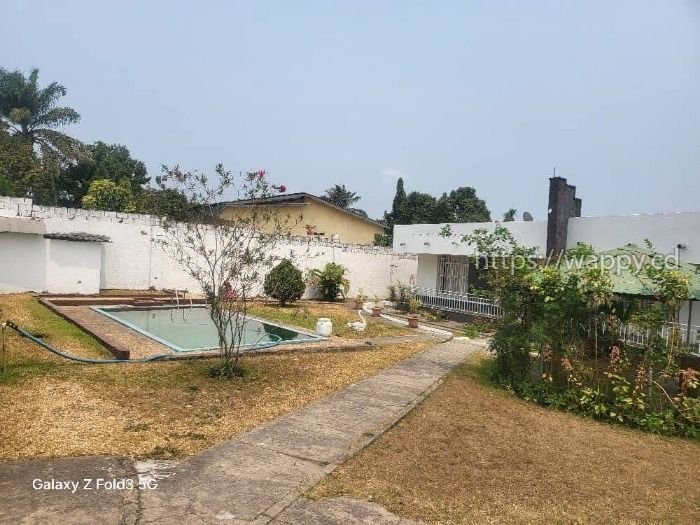 VILLA AVEC PISCINE À NGALIEMA / BINZA UPN
