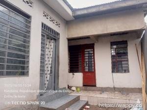 Parcelle avec 3 maisons – Quartier Terre jaune