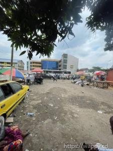Parcelle stratégique sur macadam – Kalamu