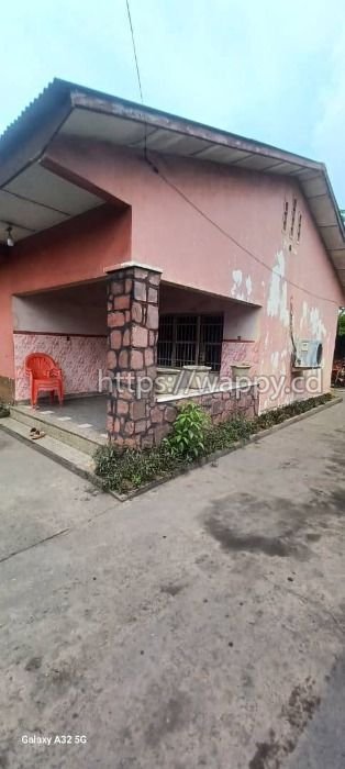 PARCELLE AVEC GRANDE MAISON À LIMETE