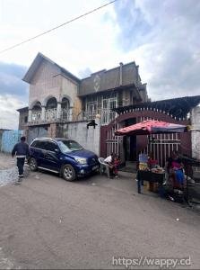 Parcelle plus maison dans la Commune de Matete