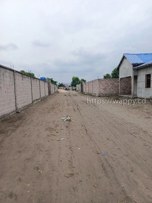 PARCELLE CLÔTURÉE AVEC DEUX HANGARS