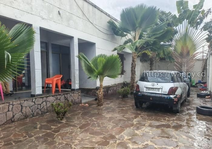 Parcelle à Mont Ngafula avec maison et une annexe