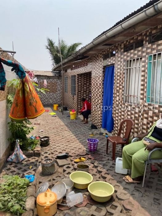 Parcelle avec trois maisons locatives à Kinkole