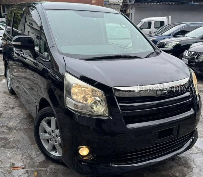 Toyota Noah - Sans plaque