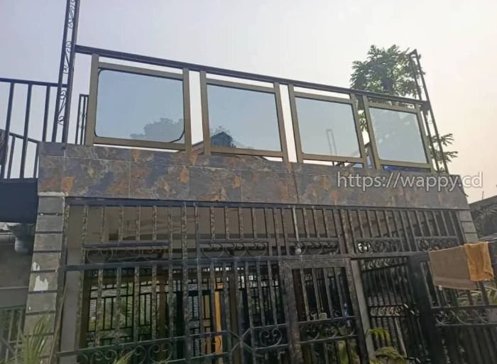 Parcelle avec maison moderne - Quartier Plaza