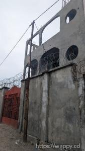 PARCELLE AVEC IMMEUBLE R+2 INACHEVÉ EN VENTE – N’S