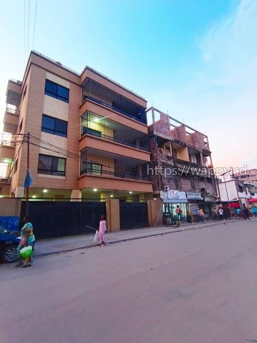 Parcelle avec Immeuble Moderne – Kintambo