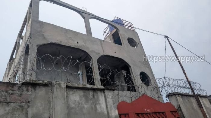 PARCELLE AVEC IMMEUBLE R+2 À TERRE JAUNE