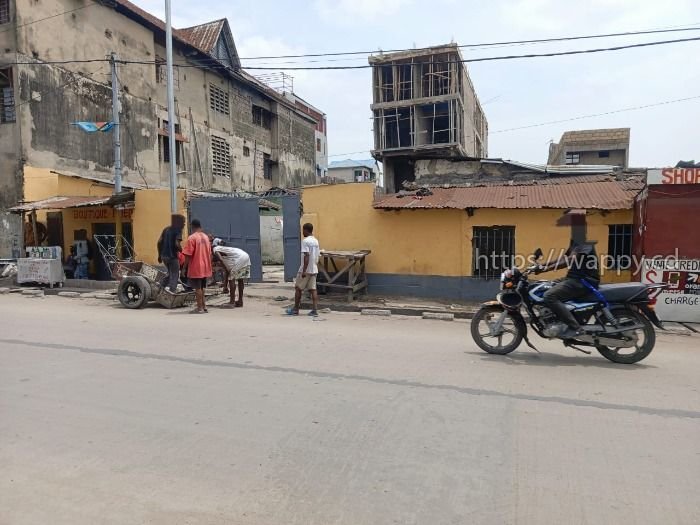 Parcelle commerciale sur macadam à Barumbu