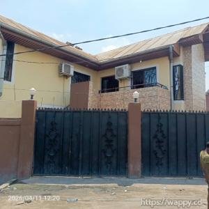 Immeuble R+1 + maison commerciale, revenu 1100$/mo