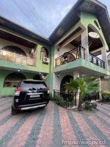 Grande Parcelle Résidentielle à Limete 1ère Rue