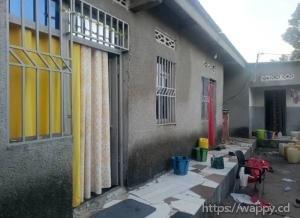 Parcelle avec 3 Portes Locatives à Vendre à N’sele