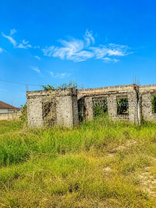 Parcelle à Moanda-Ville avec une grande maison