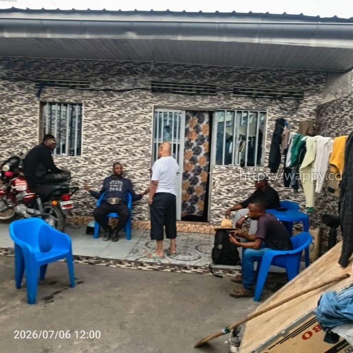 Parcelle avec maison de 3 chambres à Limete