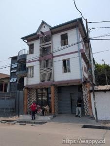 IMMEUBLE À BARUMBU SUR MACADAM