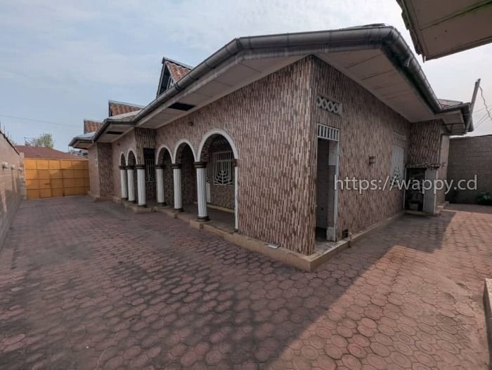 GRANDE PARCELLE À NDJILI Q2 AVEC 5 APPARTEMENTS