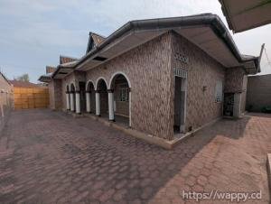 GRANDE PARCELLE À NDJILI Q2 AVEC 5 APPARTEMENTS