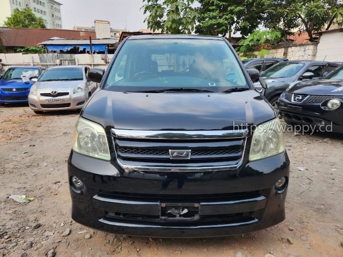 Toyota Noah sans plaque